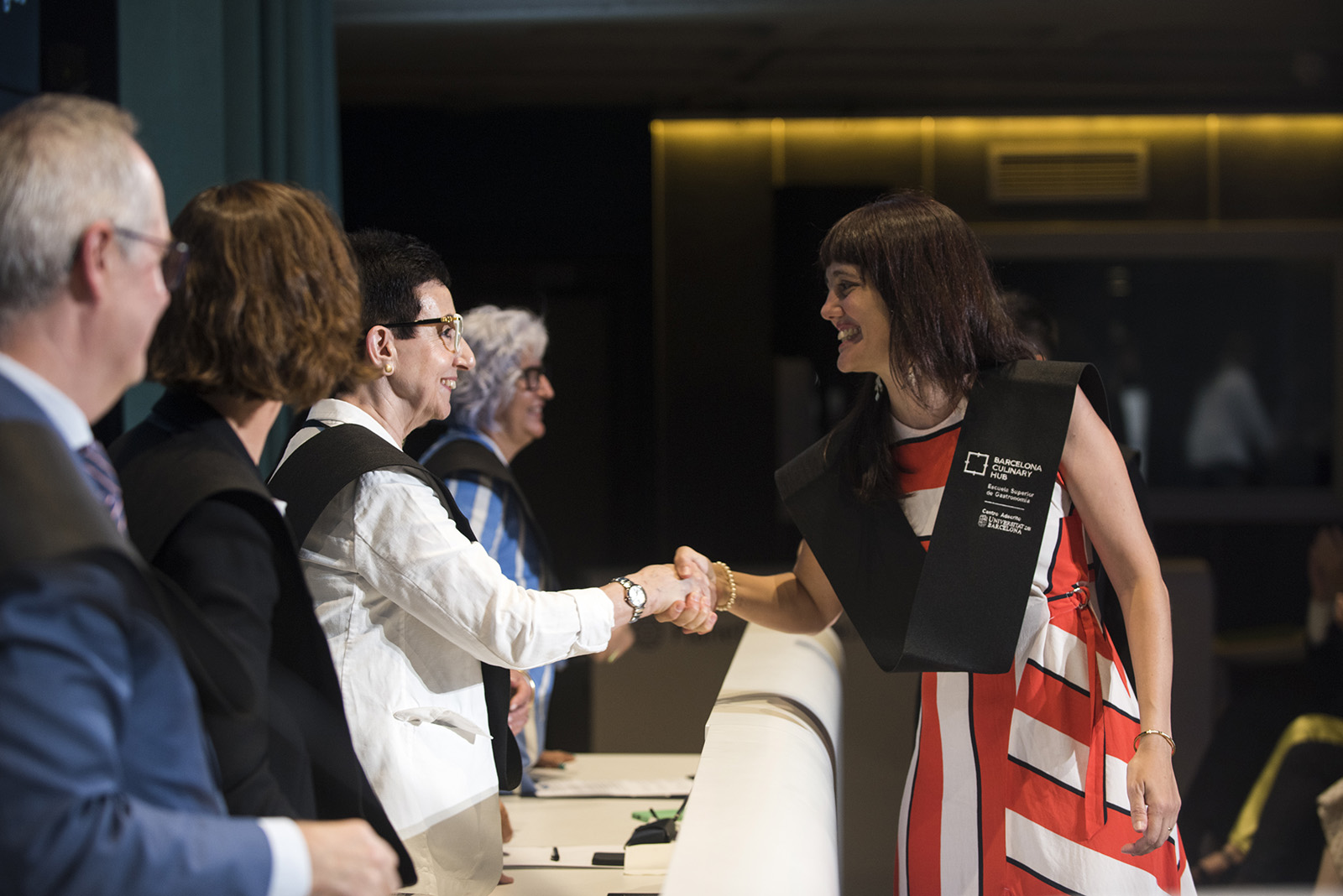 La alumna María Larrauri recibiendo la enhorabuena de Carme Ruscalleda