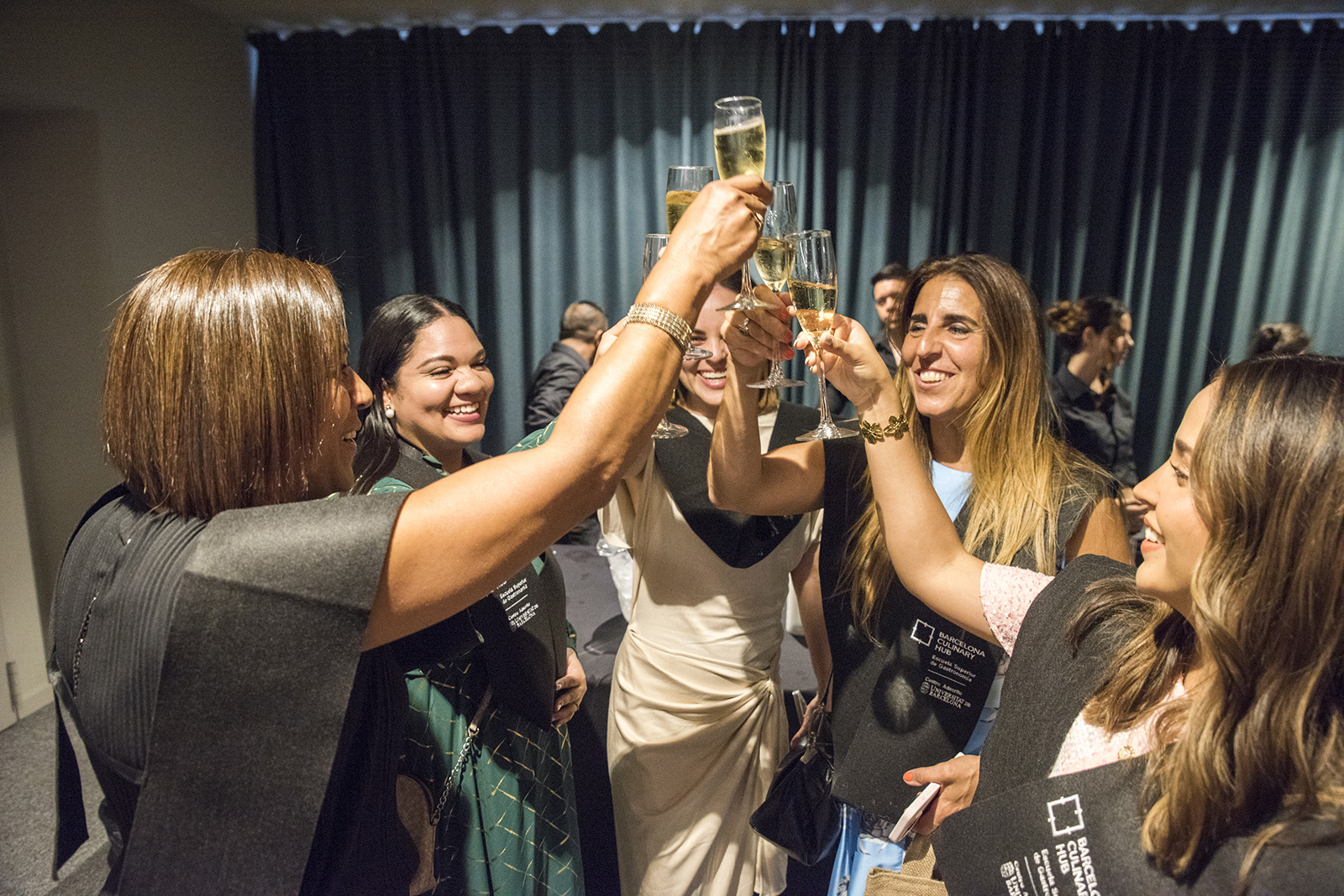 Alumnos brindando en el cocktail de la graduación